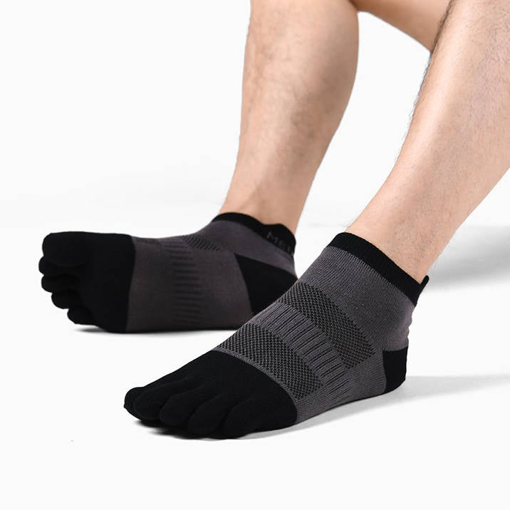 Black toe socks for running with a snug fit, perfect for athletes seeking blister prevention.