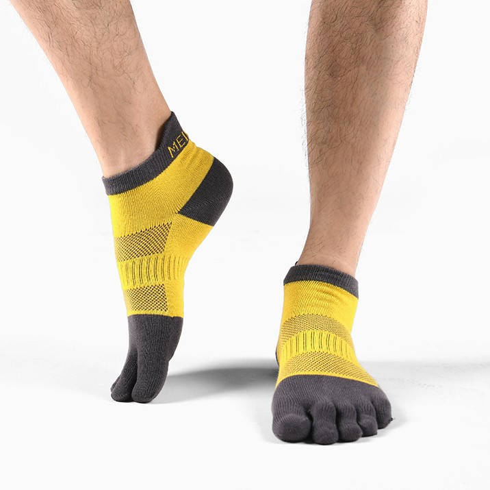 Close-up of toe socks for running in black and yellow, providing a secure fit and natural toe movement.
