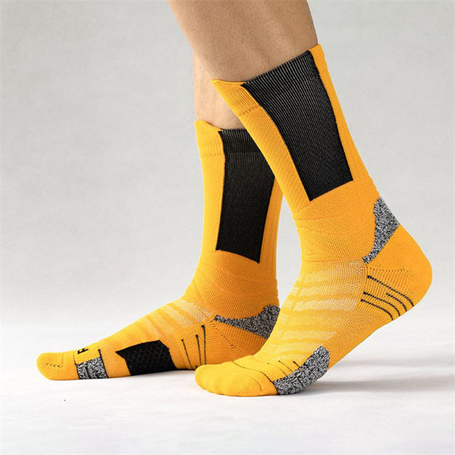 Cushioned basketball socks in yellow for improved stability during fast movements.