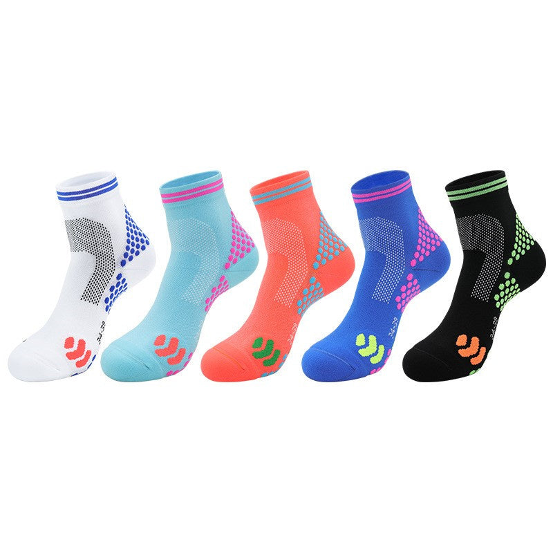 Tennis socks with padded zones and breathable fabric, ideal for long training sessions.