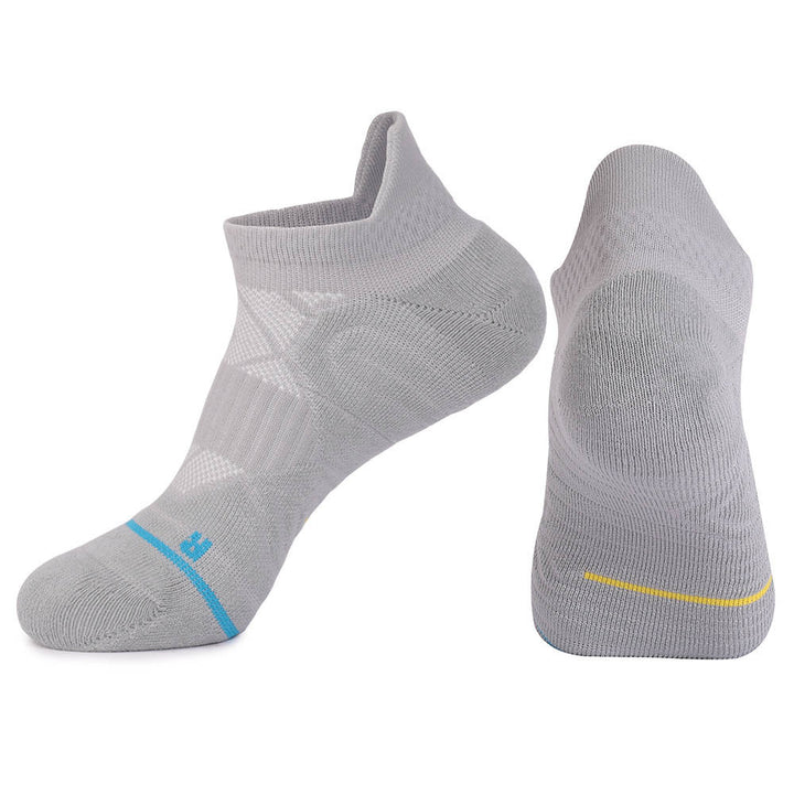 Light gray running ankle socks with moisture control and soft cushioning for everyday runs.