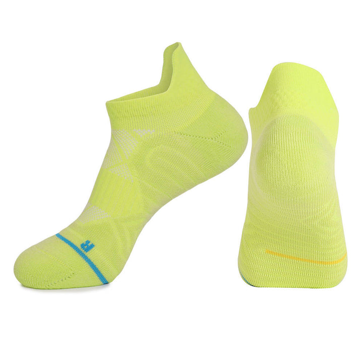 Yellow running ankle socks with a snug fit and flexible design, ideal for running and training.